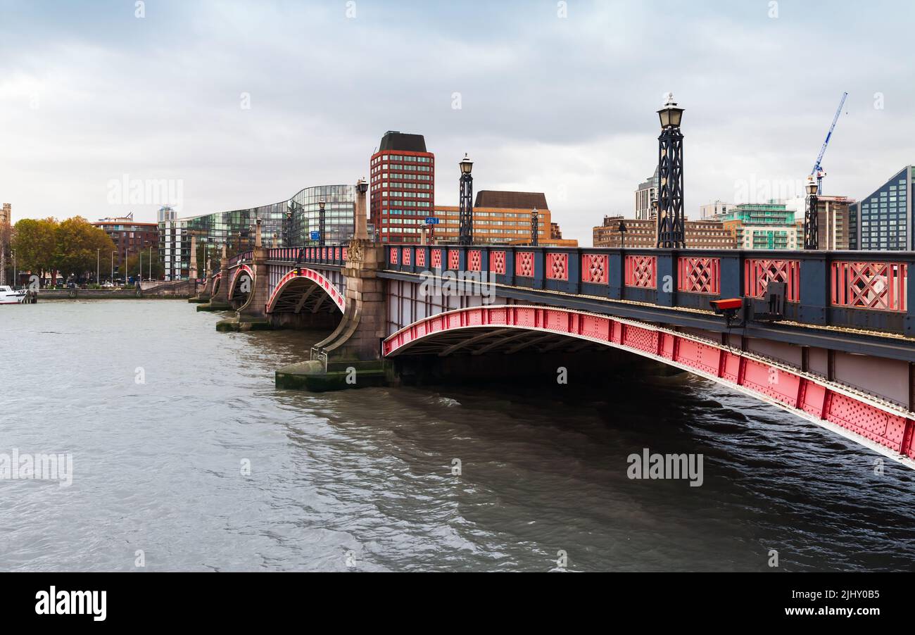 Lambeth Bridge ed edifici moderni sullo sfondo, paesaggio urbano di Londra, Regno Unito Foto Stock Lambeth Bridge ed edifici moderni sullo sfondo, paesaggio urbano di Londra, Regno Unito Foto Stock