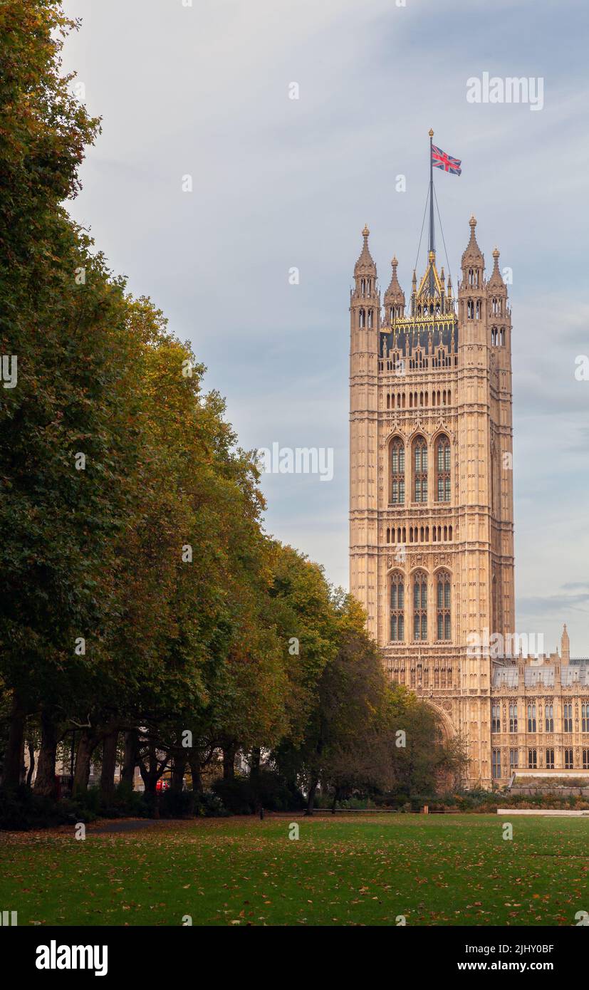 Victoria Tower, torre quadrata all'estremità sud-ovest del Palazzo di Westminster a Londra, Regno Unito. Foto verticale Foto Stock