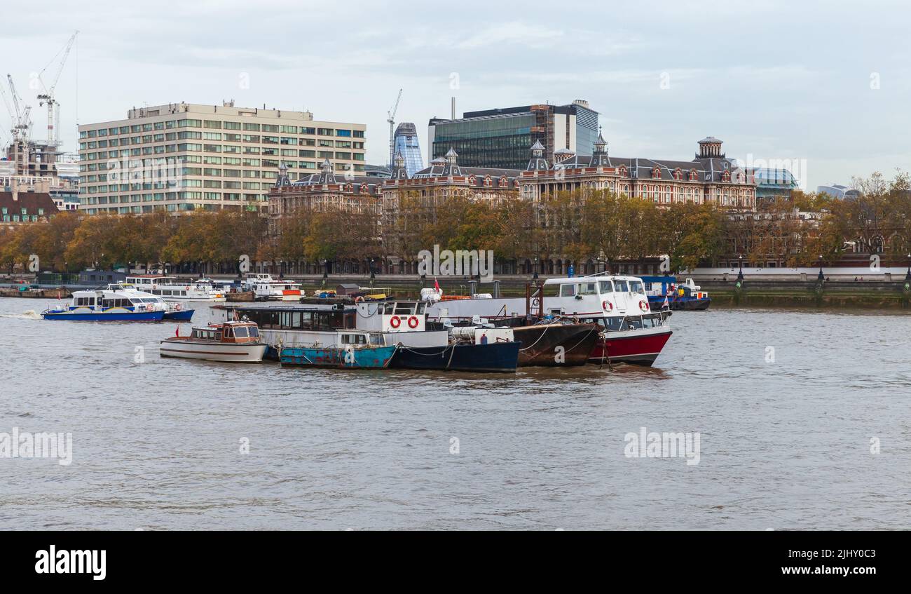 Le barche sono ormeggiate sul Tamigi vicino al St Thomas Hospital. Paesaggio urbano di Londra, Regno Unito Foto Stock