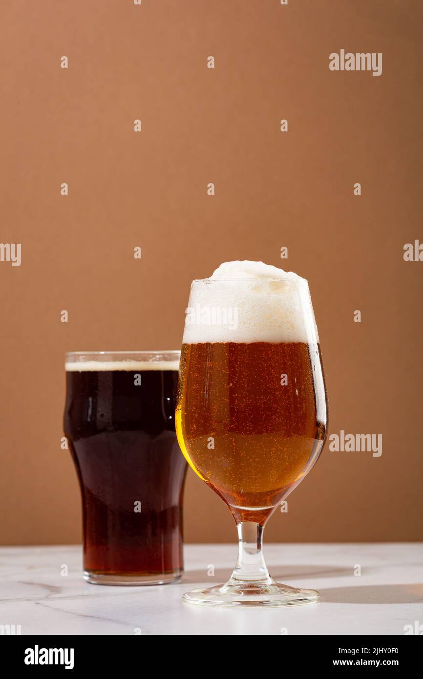 Due bicchieri con birra chiara e scura Foto Stock