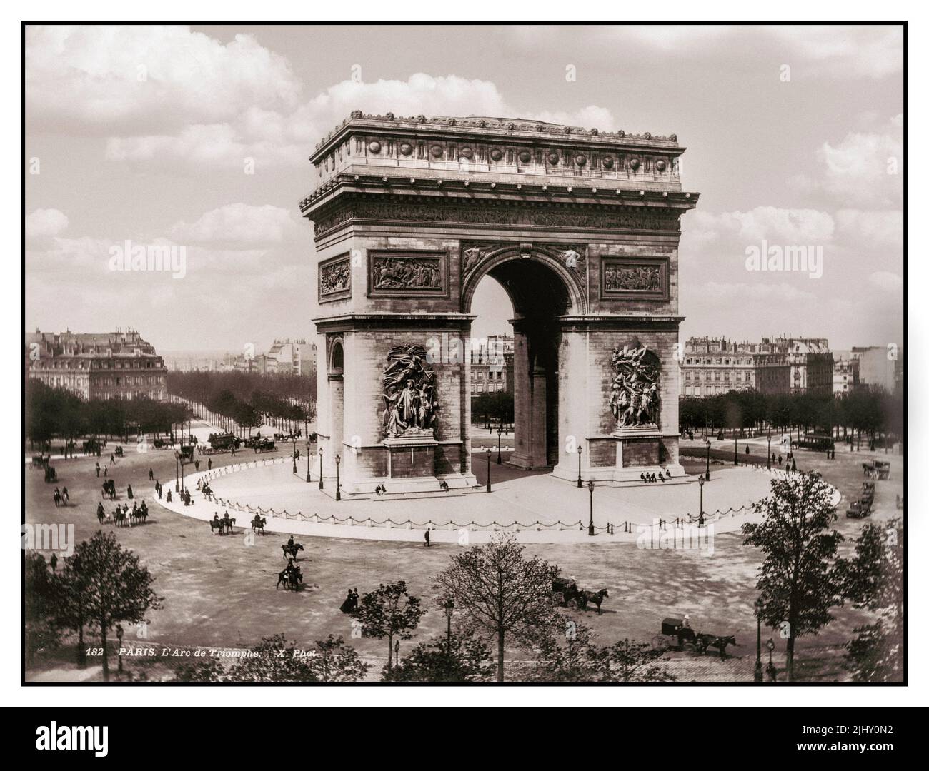 Vintage Paris Arc de Triomphe Place de Etoile carrozze trainate da cavalli 1890s Parigi cartolina Francese Parigi Francia Foto Stock
