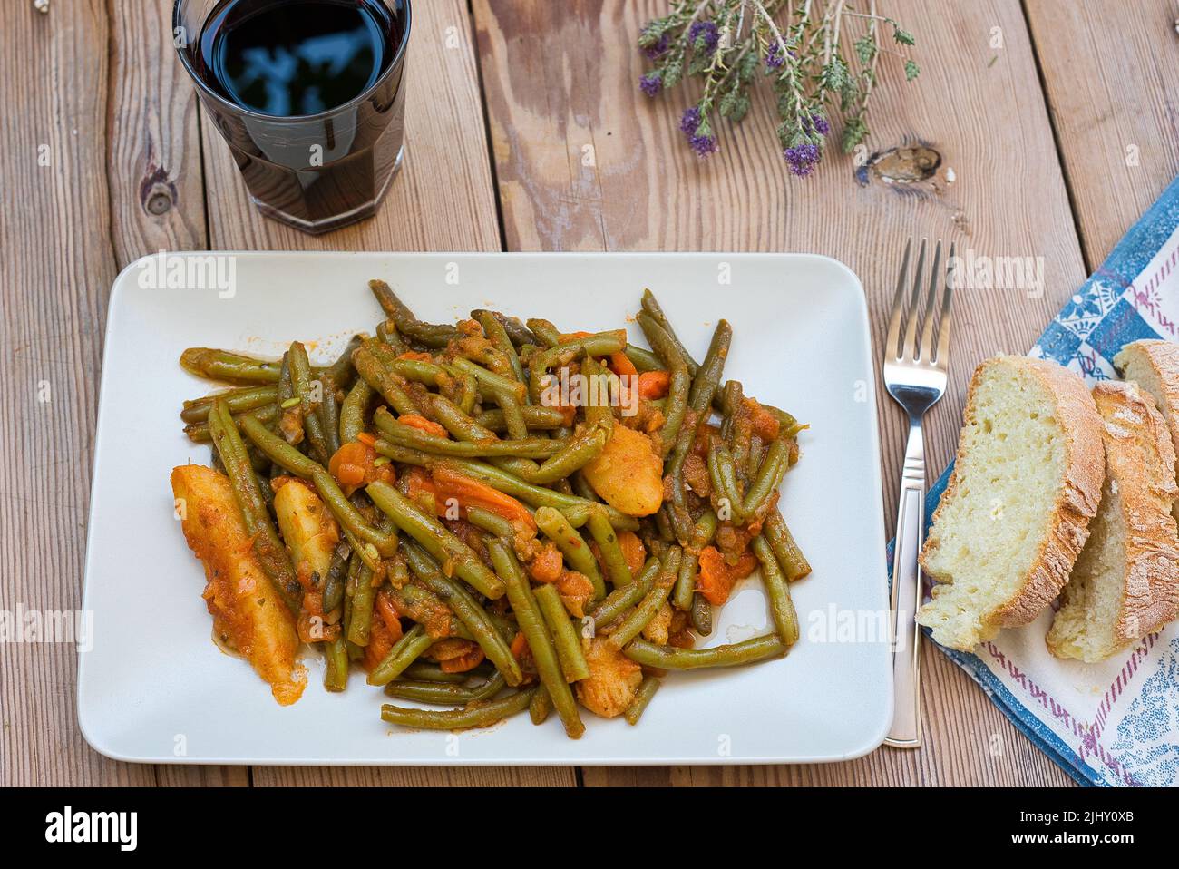 Cucina greca . Fagioli verdi in olio d'oliva, in Grecia fasolakia ladera Foto Stock