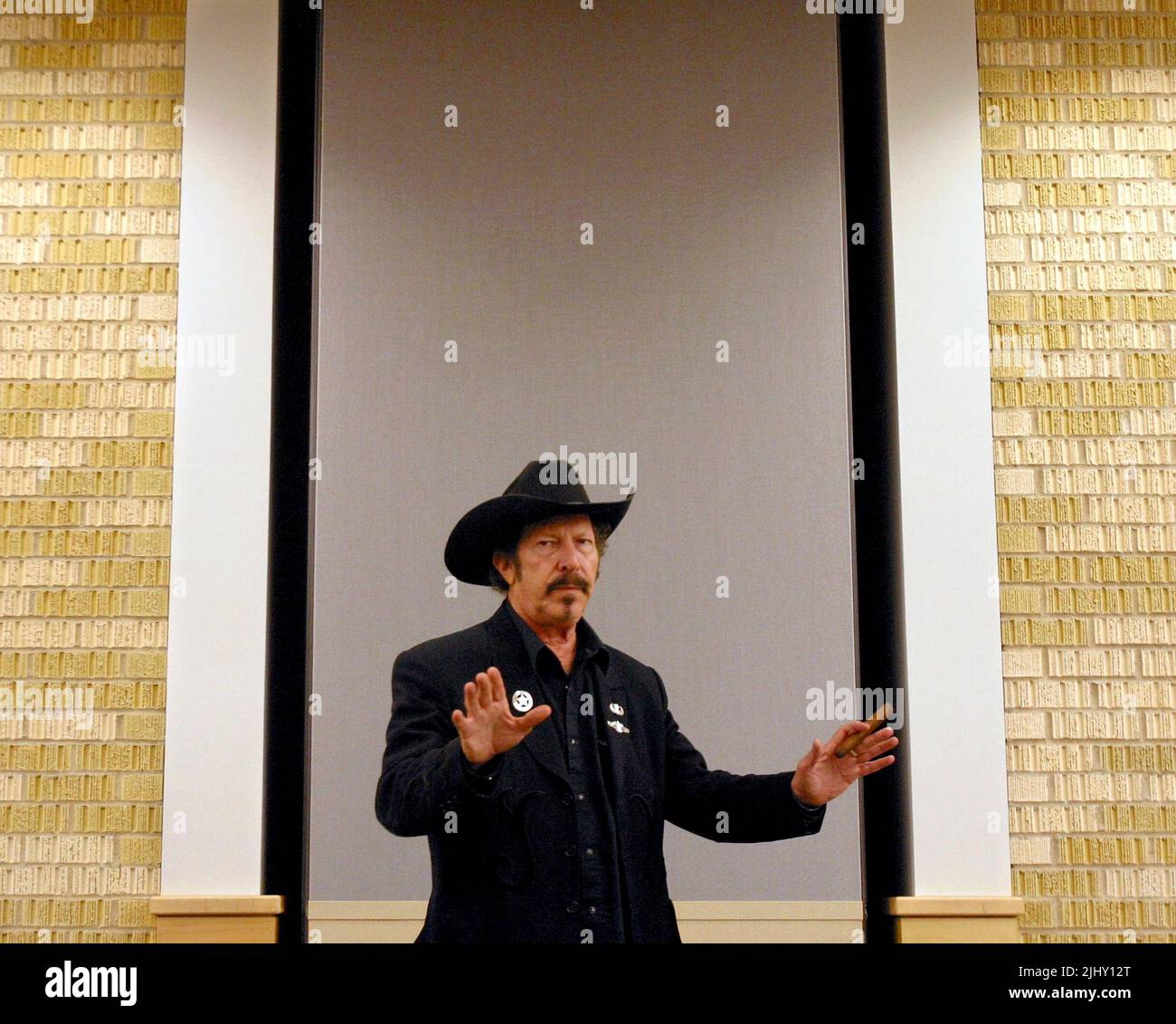 Kinky Friedman campagne per il governatore del Texas Giovedì 2 Novembre 2006 presso la Smith Entrepreneur Hall nel campus della Texas Christian University a Fort Worth, Tarrant County, Texas, USA. Friedman, 62 anni, è un cantante, cantautore, autore e humorista che è uno dei due candidati gubernatoriali indipendenti che sperano di disinsediare l'attuale repubblicano Gov. Rick Perry diventerà il primo governatore indipendente dello Stato di Lonestar da Sam Houston nel 1859. (Apex MediaWire foto di Timothy J. Jones) Foto Stock