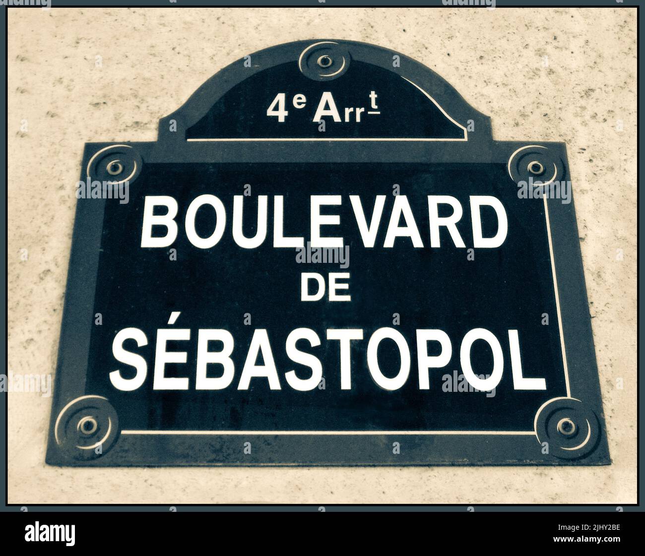 CARTELLO Paris Boulevard Traditional Road Sign 'Boulevard de Sebastopol' 4e Arrondissement Parigi Francia Foto Stock