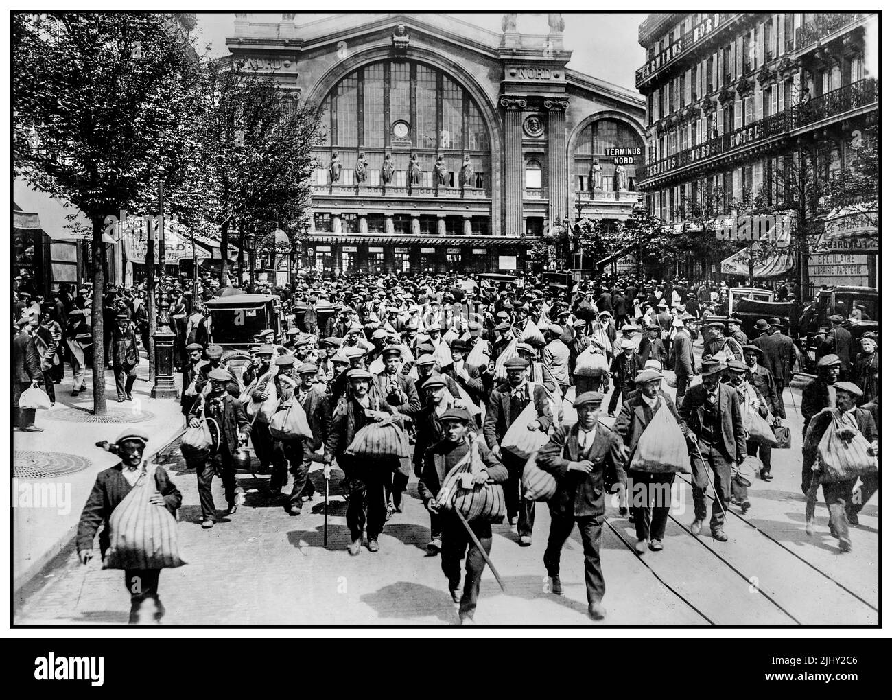 WW1 Reservisi belgi di tutte le età arrivano a Parigi dalla stazione ferroviaria Gare de l'Est sullo sfondo per combattere la Germania Imperiale Guerra Mondiale 1 prima Guerra Mondiale la Grande Guerra Parigi Francia Foto Stock