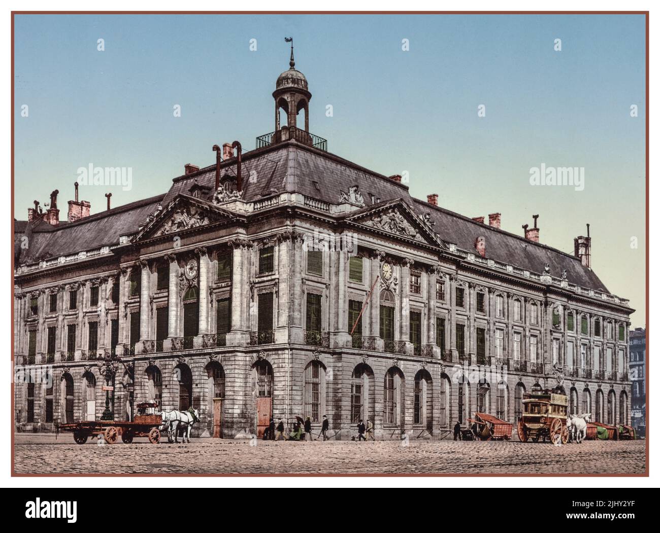 BORDEAUX 1890 Historic Place de la Bourse una piazza a Bordeaux, Francia e uno dei luoghi più riconoscibili della città. Costruito dal 1730 al 1775 lungo il fiume Garonna, è stato uno sviluppo multi-edificio progettato dall'architetto Ange-Jacques Gabriel. Colore fotocromo Bordeaux Francia Foto Stock