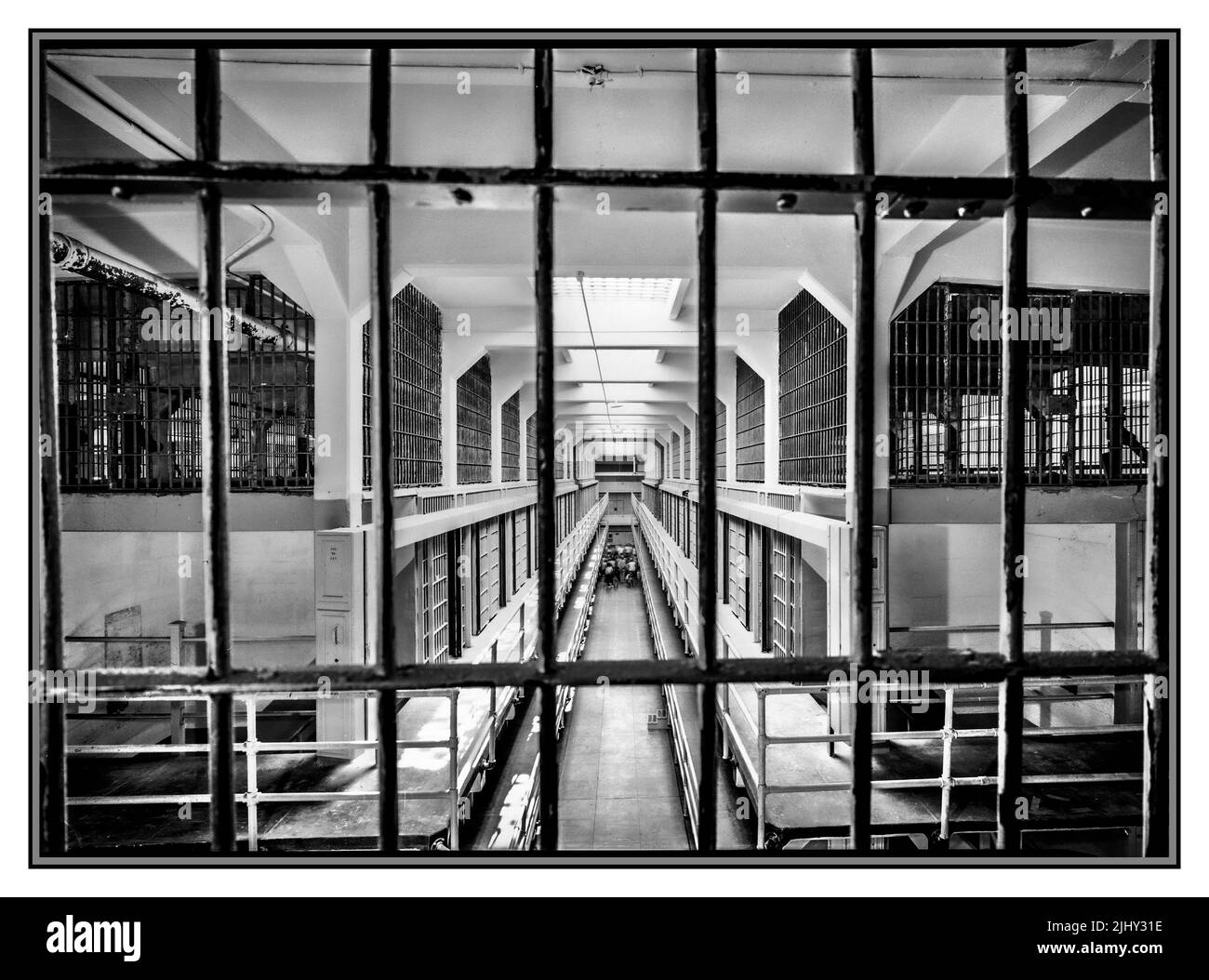 VISTA DELLA PRIGIONE INTERNA DI ALCATRAZ VERSO SUD DALLA STAZIONE DI GUARDIA DI TERZO LIVELLO, IL BLOCCO DI CELLE 'B' SI TROVA SULLA SINISTRA E IL BLOCCO DI CELLE 'C' SI TROVA SULLA DESTRA - ALCATRAZ, CASA DI CELLE, ISOLA DI ALCATRAZ, BAIA DI SAN FRANCISCO, CALIFORNIA USA Foto Stock