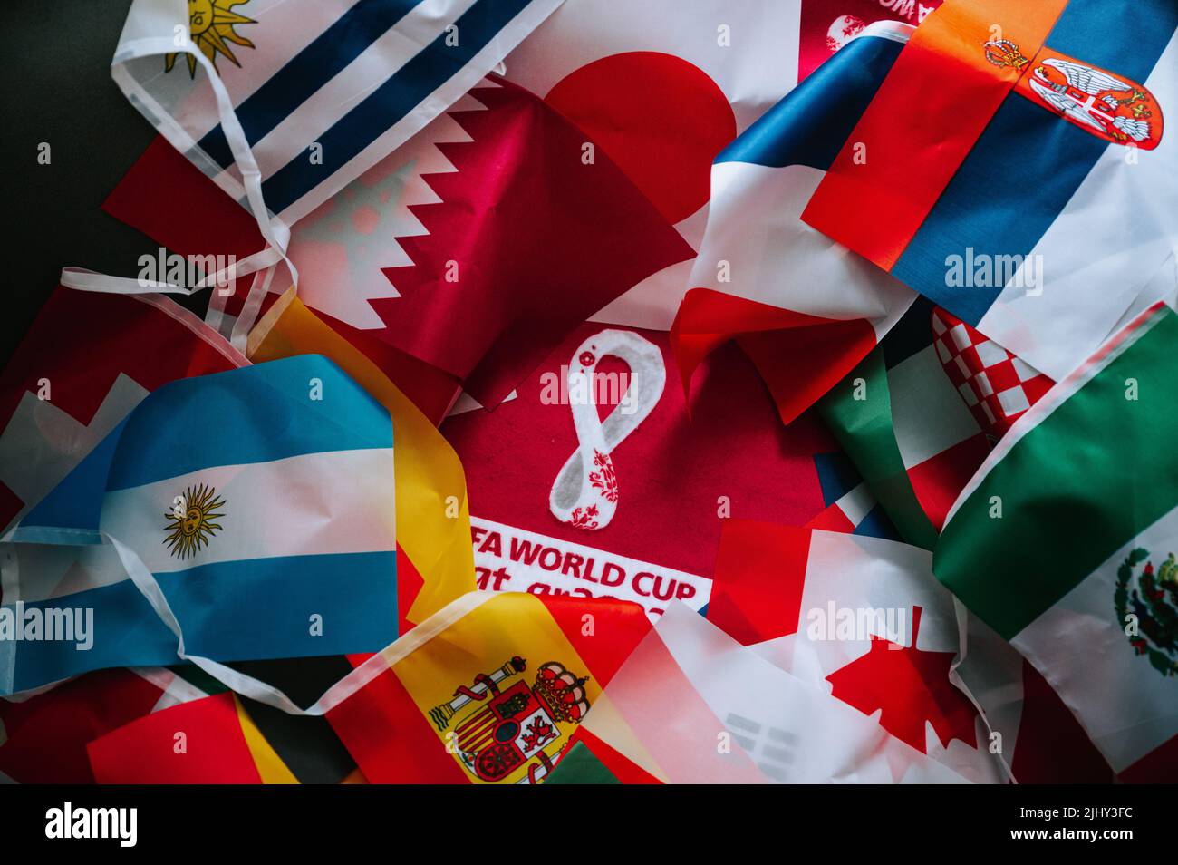 QATAR, DOHA, 18 LUGLIO 2022: Bandiere di tutti i partecipanti alla Coppa del mondo FIFA in Qatar 2022. Logo della Coppa del mondo nel mezzo. Sfondo torneo di calcio Foto Stock