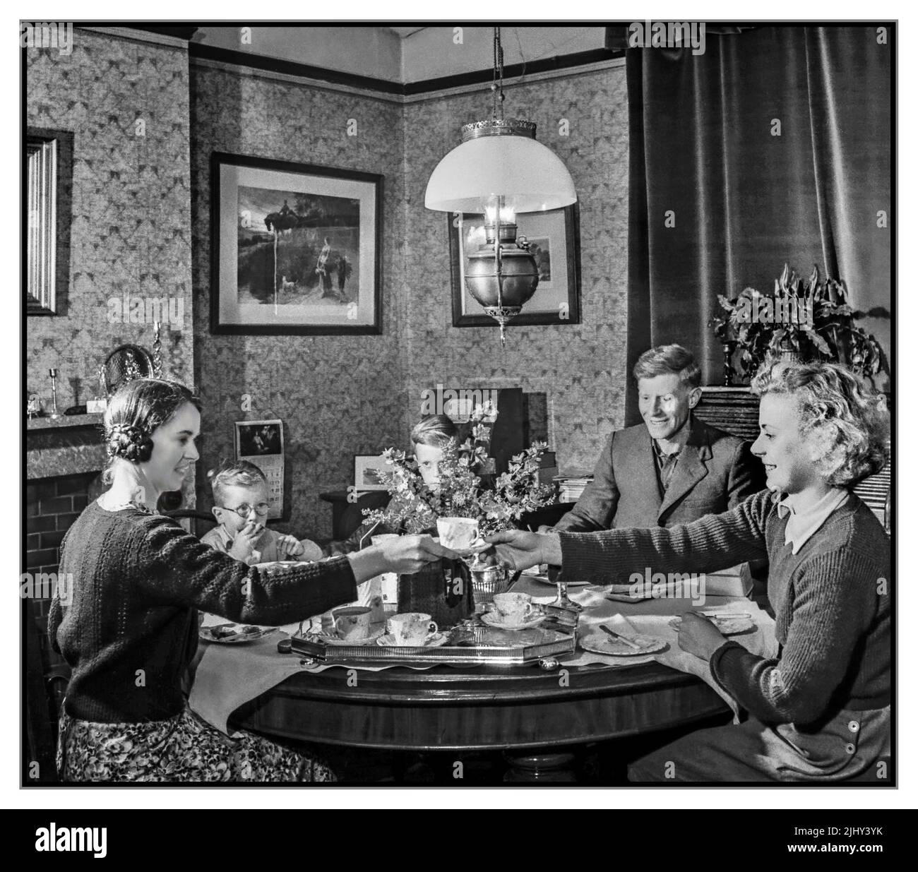 WW2 WOMENS LAND ARMY HOME PASTI dopo una giornata di lavoro in fattoria 'avete bisogno di tè in fattoria quando si lavora sulla terra'! Moda stile di vita famiglia interni 1940s WW2 seconda guerra mondiale seconda guerra mondiale Foto Stock