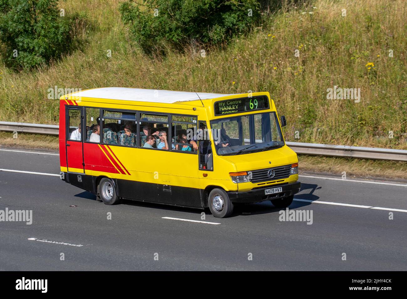 1996 90s n90 rosso giallo Mercedes Nemz709D veicolo commerciale leggero semi-bonnet. Mercedes veicoli commerciali, telaio Cowl 3972cc Diesel Coach; viaggiando sull'autostrada M6, Regno Unito Foto Stock