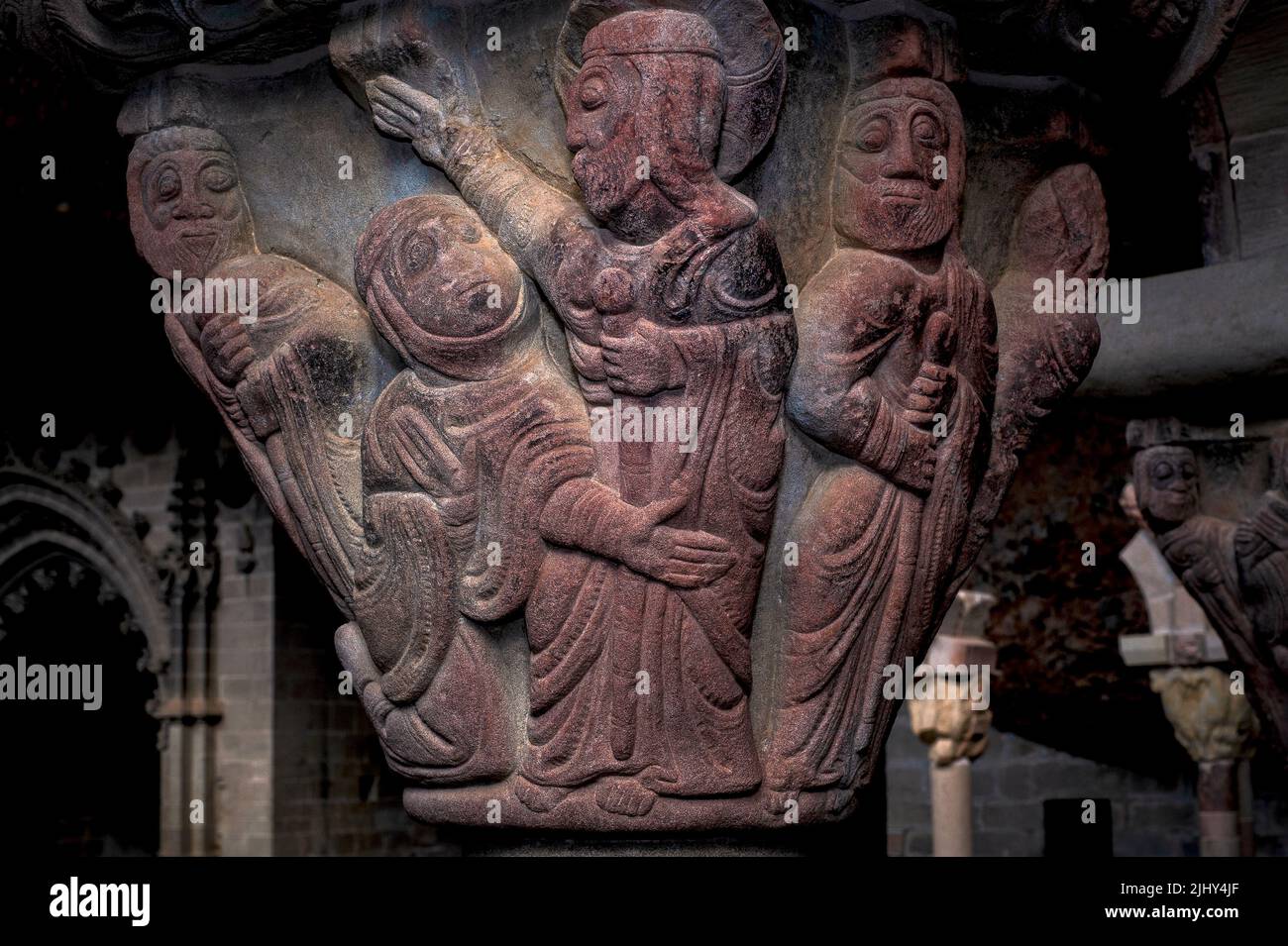 Una supplica Maria Maddalena si aggrappa a Gesù mentre si inginocchia ai suoi piedi. Capitale in pietra romanica, scolpita intorno al 1190 d.C., nel chiostro di un monastero reale, il Monasterio de San Juan de la Peña, in Aragona, Spagna. Foto Stock