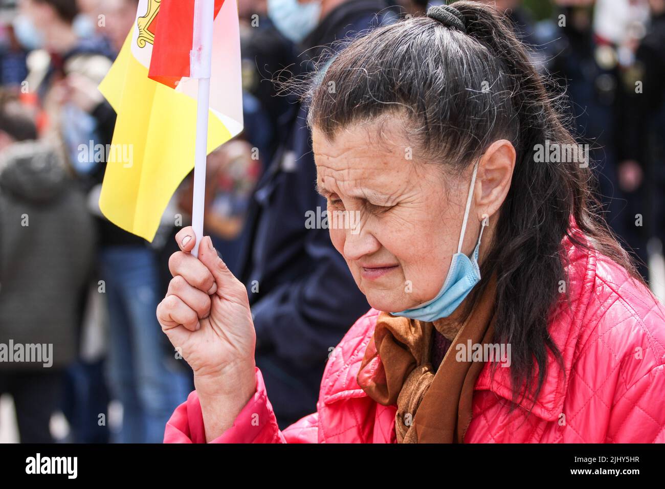 Odessa, Ucraina. 09th maggio 2021. Donna anziana con la bandiera di Odessa durante l'evento. Il 9 maggio 2021, l'Ucraina ha celebrato il 76th anniversario della vittoria sul nazismo nella seconda guerra mondiale; la gente ha onorato la memoria dei morti posando fiori al monumento al marinaio ignoto sulla Walk of Fame nel parco. T.G. Shevchenko. Credit: SOPA Images Limited/Alamy Live News Foto Stock