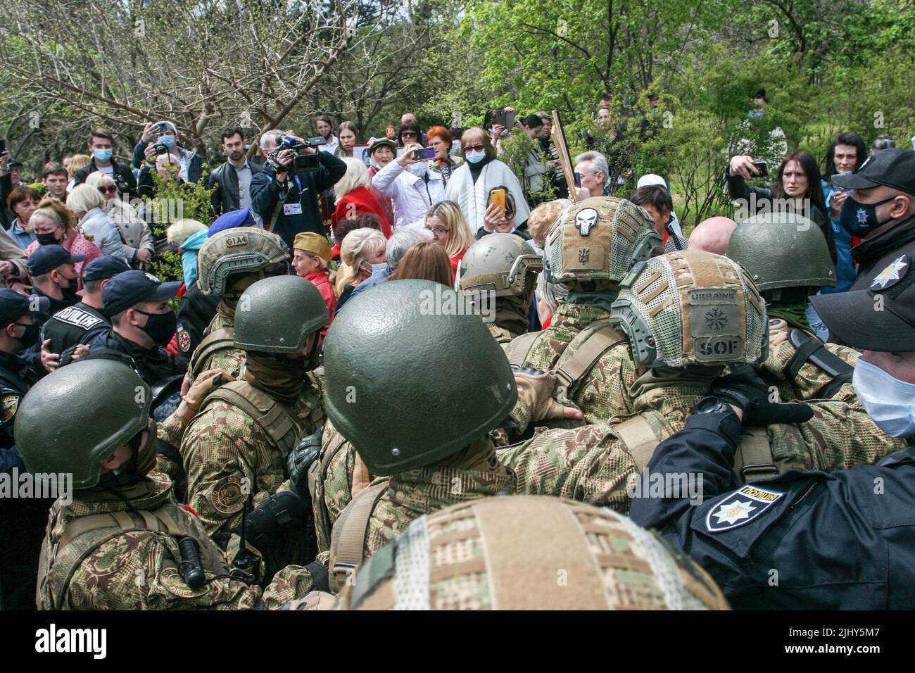 Odessa, Ucraina. 09th maggio 2021. La polizia ha visto calmare il conflitto durante l'evento. Il 9 maggio 2021, l'Ucraina ha celebrato il 76th anniversario della vittoria sul nazismo nella seconda guerra mondiale; la gente ha onorato la memoria dei morti posando fiori al monumento al marinaio ignoto sulla Walk of Fame nel parco. T.G. Shevchenko. Credit: SOPA Images Limited/Alamy Live News Foto Stock