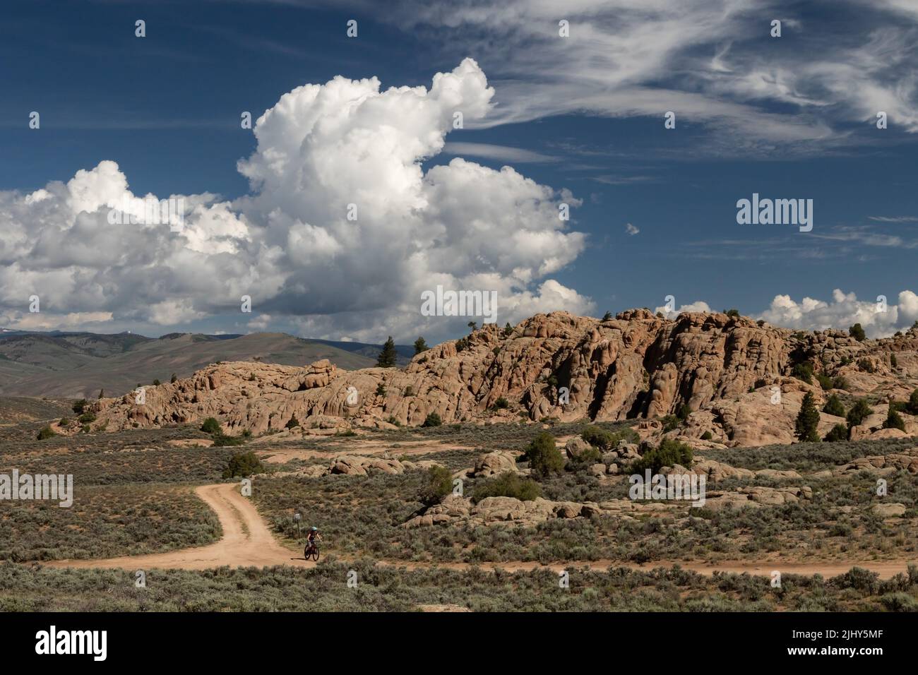 Visita la Hartman Rocks Recreation area, Gunnison, Colorado, USA, che comprende le nuvole di cirrus e cumulus congestus Foto Stock