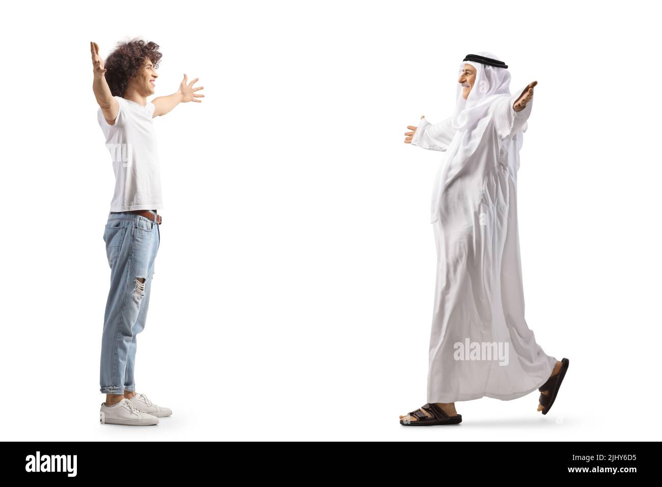 Immagine a tutto profilo di un giovane uomo che incontra un uomo arabo con le braccia aperte isolate su sfondo bianco Foto Stock