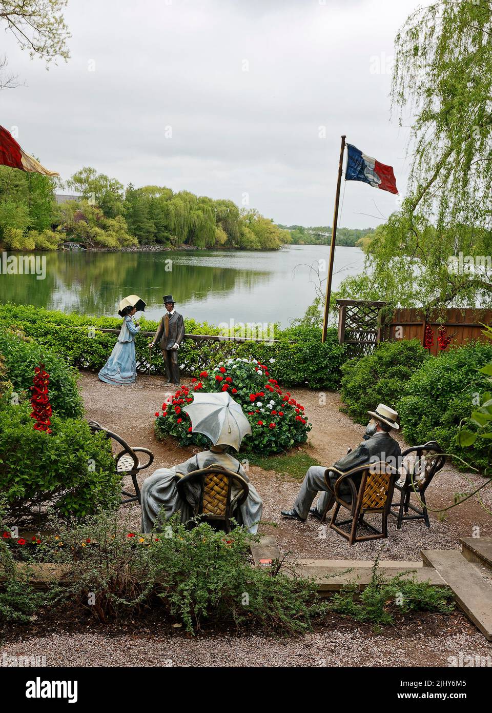 Se era tempo; scena di scultura, alluminio, bronzo, di Seward Johnson; Acqua; vegetazione, bandiera, cielo nuvoloso, terreno di scultura; Seward Johnson CE Foto Stock