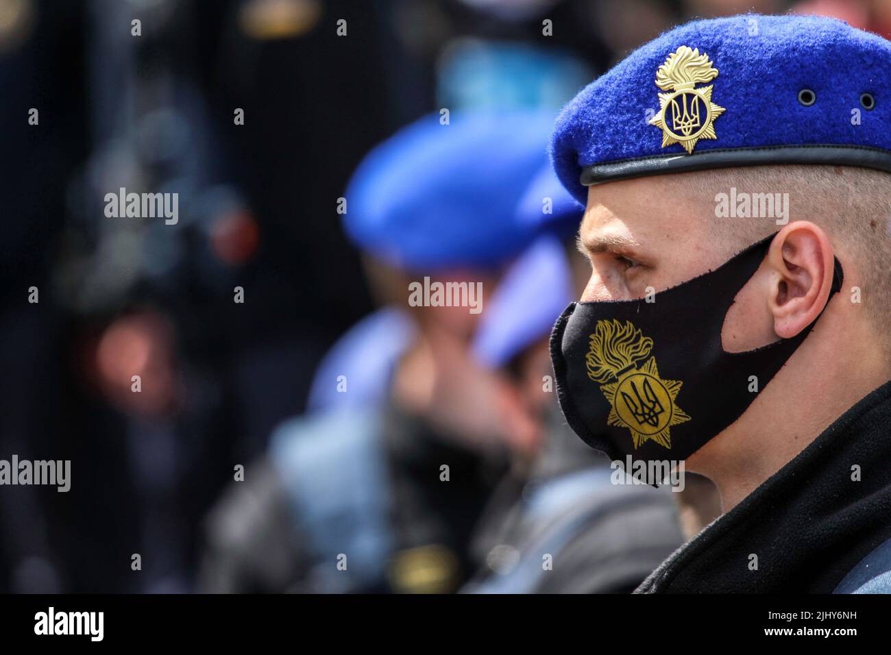 Odessa, Ucraina. 09th maggio 2021. Un membro mascherato della Guardia Nazionale dell'Ucraina visto durante l'evento. Il 9 maggio 2021, l'Ucraina ha celebrato il 76th anniversario della vittoria sul nazismo nella seconda guerra mondiale; la gente ha onorato la memoria dei morti posando fiori al monumento al marinaio ignoto sulla Walk of Fame nel parco. T.G. Shevchenko. (Foto di Viacheslav Onyshchenko/SOPA Images/Sipa USA) Credit: Sipa USA/Alamy Live News Foto Stock