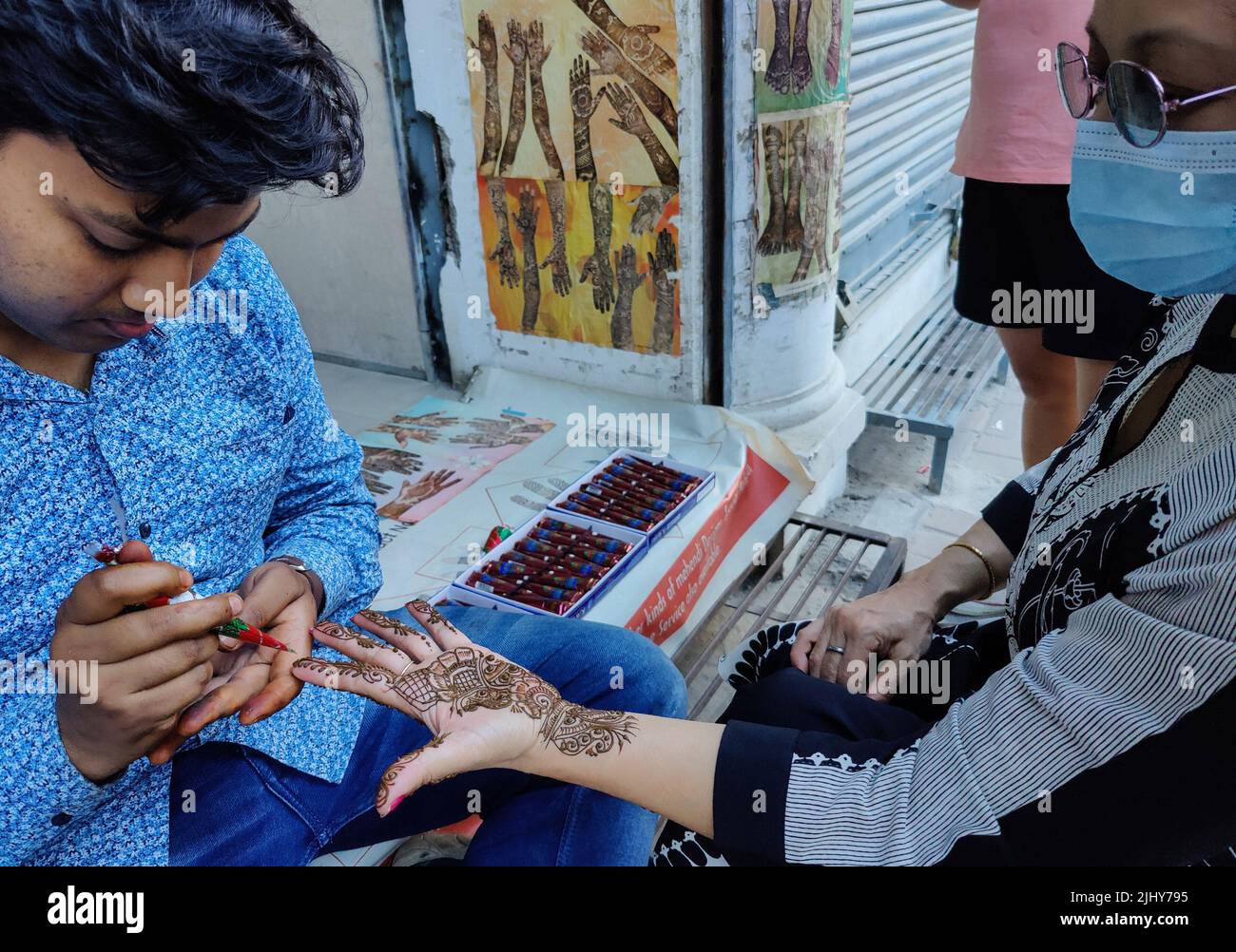 Kathmandu, Bagmati, Nepal. 21st luglio 2022. Una ragazza ottiene Mehendi (tatuaggi di Henna) in celebratioin del mese santo di Shrawan a Kathmandu, Nepal, 21 luglio 2022, Shrawan è il mese più sacro nel calendario indù e Mehndi è creduto per portare la buona fortuna ai indossatori. (Credit Image: © Sunil Sharma/ZUMA Press Wire) Foto Stock