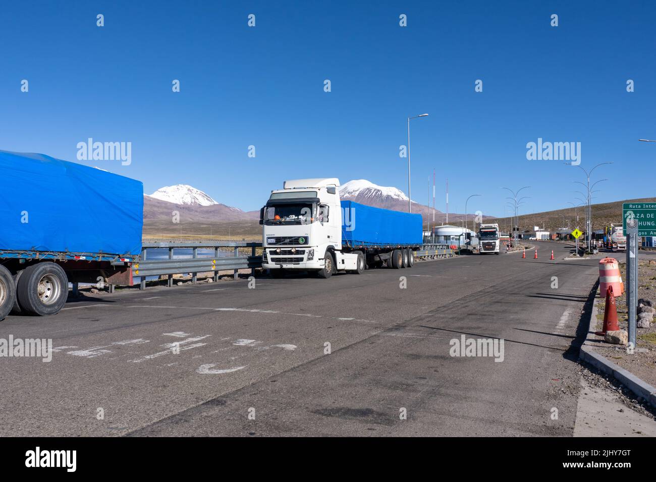 I camion di trasporto di merci pesanti dalla Bolivia si fermavano alla stazione di pesatura del dipartimento stradale vicino al confine in Cile. La stazione di pesatura si trova all'interno di Lauca Nati Foto Stock