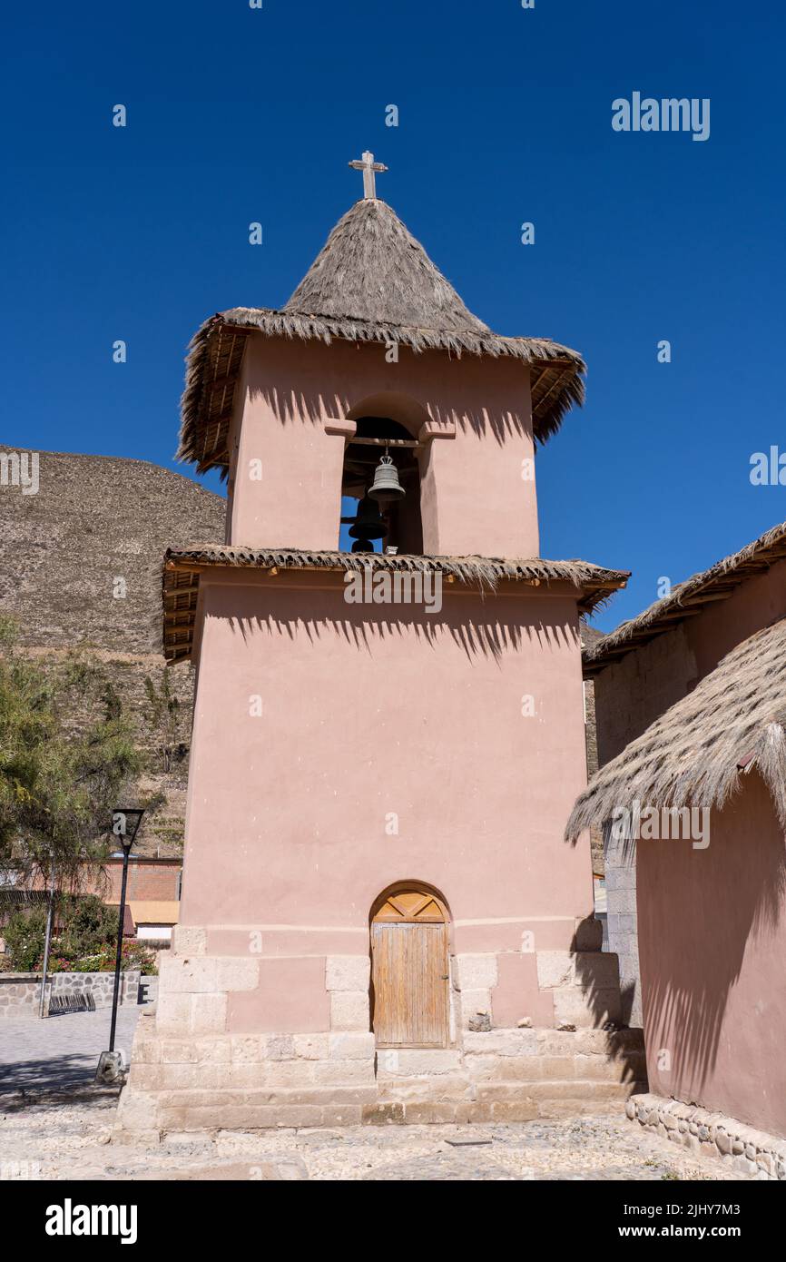 Il campanile e le campane della Chiesa di San Francesco d'Assisi a Socoroma, Cile. Foto Stock