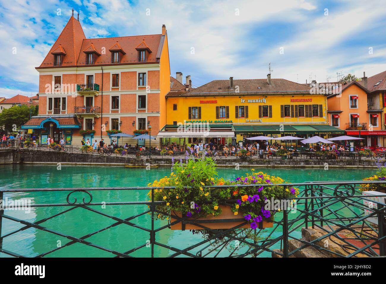 Annecy, Francia, - 20 agosto 2020: Paesaggio urbano di Annecy con vista sul fiume Thiou, la capitale della Savoia, chiamata Venezia delle Alpi, Francia Foto Stock