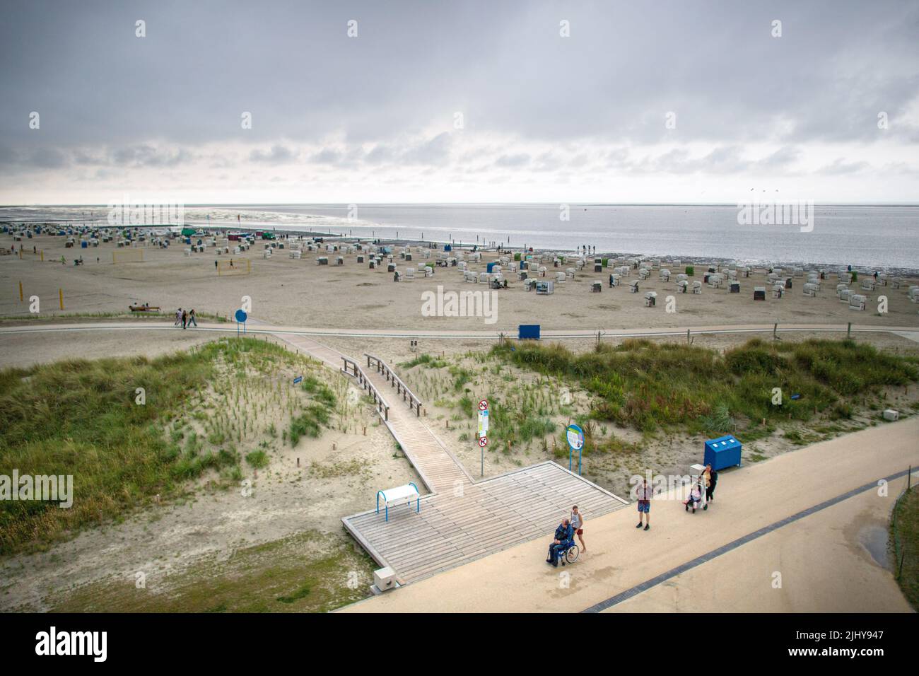 Norden, Germania. 21st luglio 2022. Il lungomare di Norddeich è stato progettato di recente. Secondo il Tourism Service Norden-Norddeich, il nuovo bordo dell'acqua chiamato 'The Deck' è uno dei più grandi progetti di infrastrutture comunali nel turismo in bassa Sassonia. Credit: Sina Schuldt/dpa/Alamy Live News Foto Stock