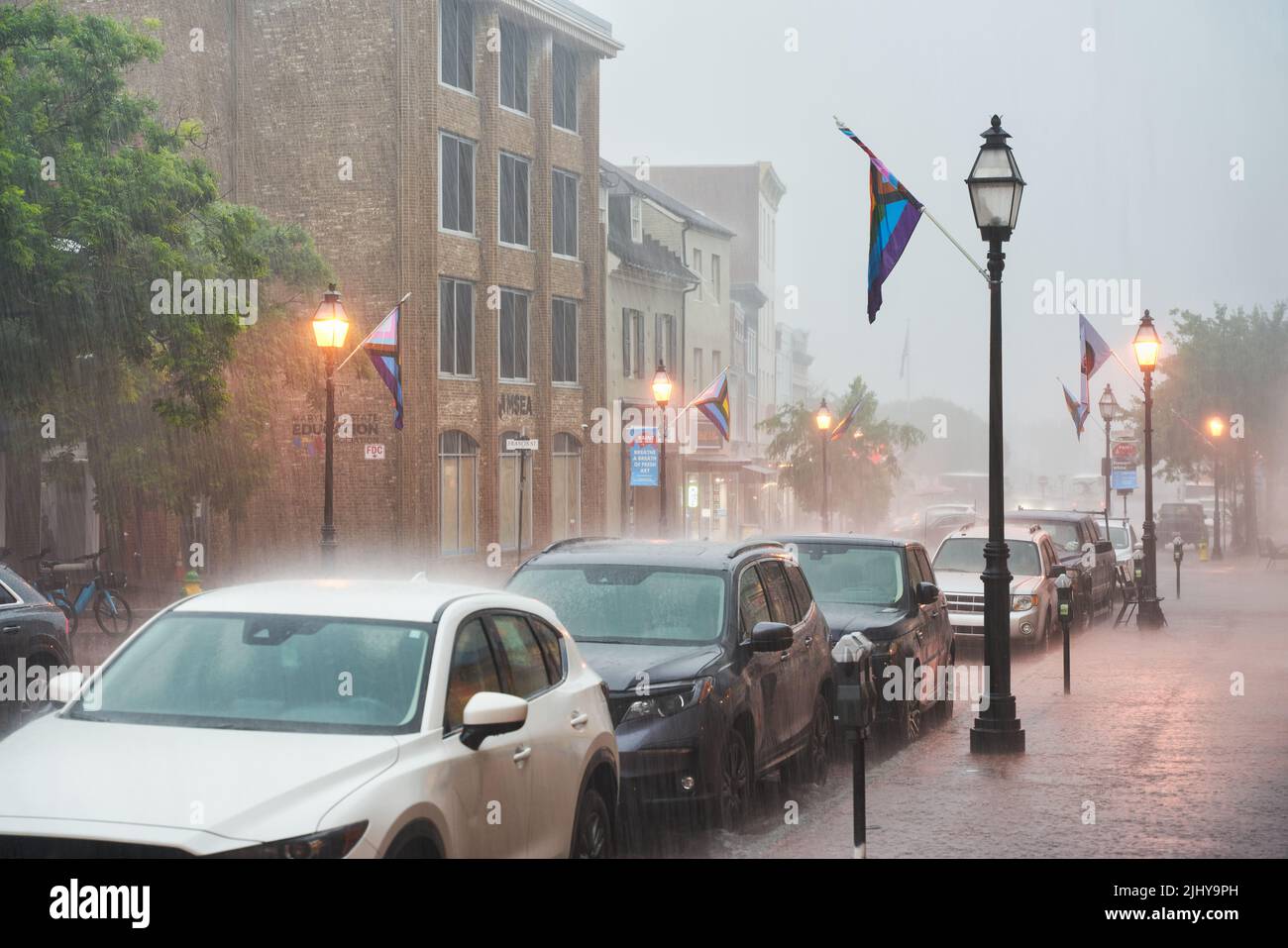 Forte pioggia estiva durante il giorno in città con illuminazione stradale accesa. Centro storico di Annapolis nel Maryland, Stati Uniti. Foto Stock