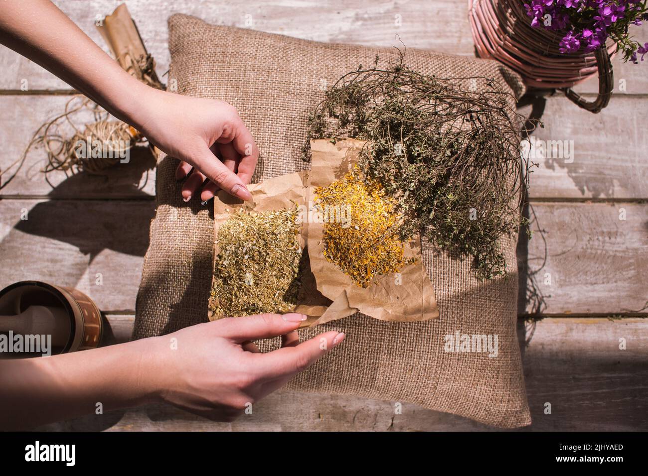 Vista dall'alto della medicina alternativa. Processo di trattamento Foto Stock