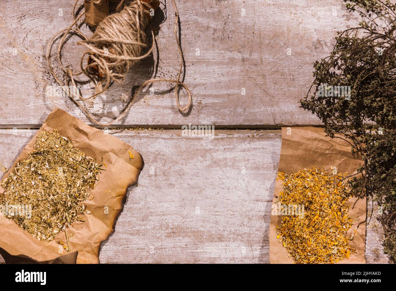Vista dall'alto dello sfondo della preparazione delle infusioni mediche Foto Stock
