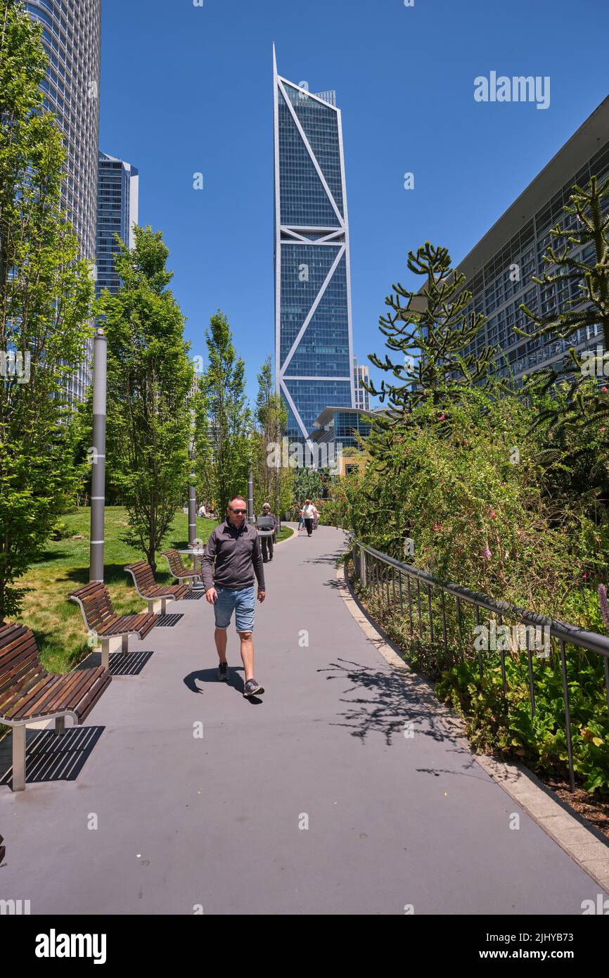 Persone che utilizzano uno dei meandering sentieri, sentieri, sentieri per l'esercizio. Nello spazio verde pubblico, Salesforce Park nell'area Mission di San Francisc Foto Stock