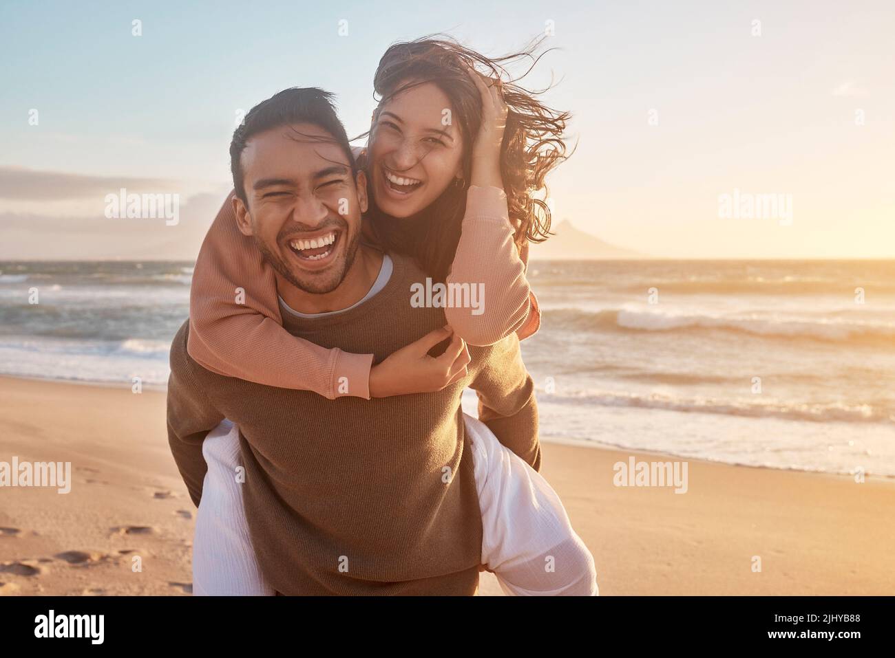 Ritratto di una giovane coppia di uccelli diversi divertirsi insieme in spiaggia Foto Stock