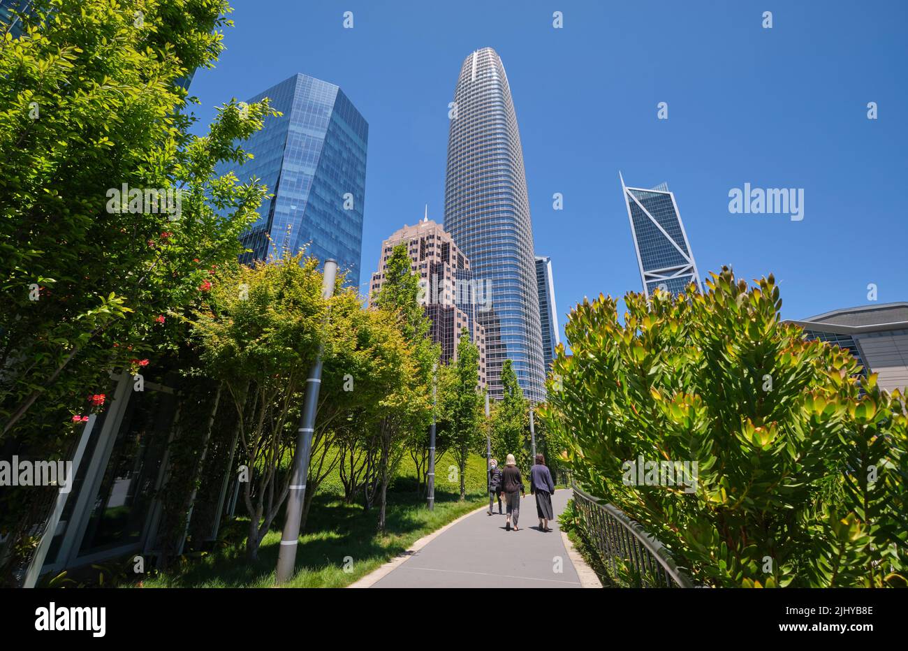 Persone che utilizzano uno dei meandering sentieri, sentieri, sentieri per l'esercizio. Nello spazio verde pubblico, Salesforce Park nell'area Mission di San Francisc Foto Stock