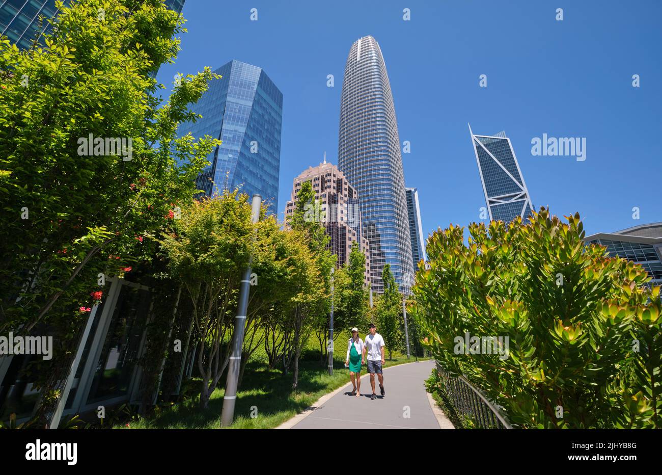 Persone che utilizzano uno dei meandering sentieri, sentieri, sentieri per l'esercizio. Nello spazio verde pubblico, Salesforce Park nell'area Mission di San Francisc Foto Stock