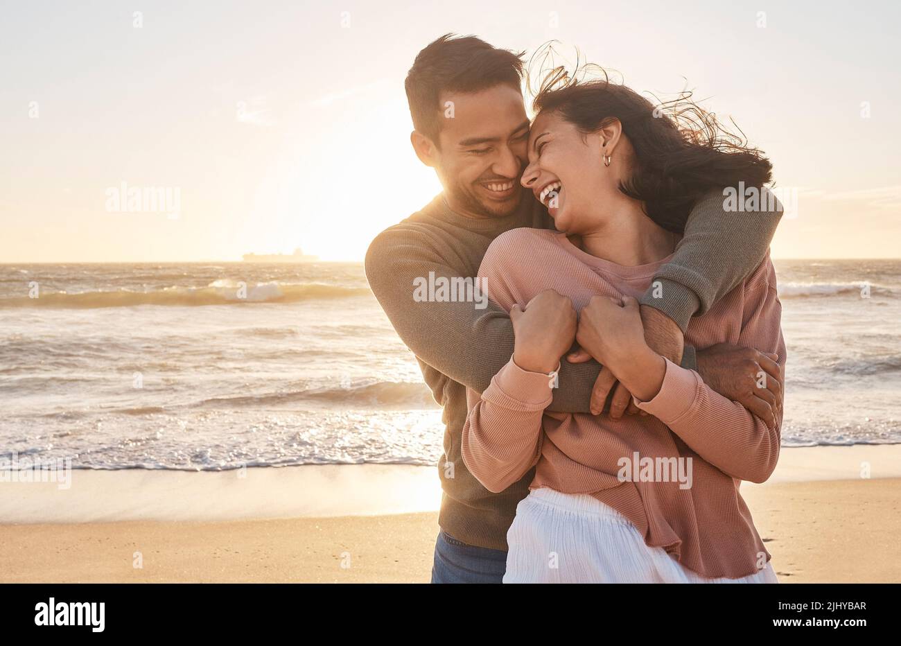 Giovane coppia biraciale diversa divertirsi in spiaggia insieme Foto Stock