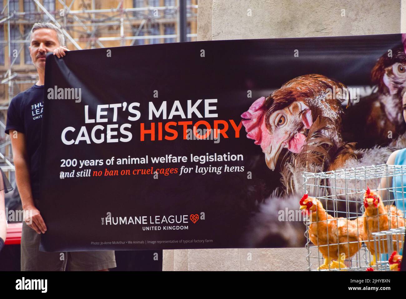 Londra, Regno Unito. 21st luglio 2022. Gli attivisti della Humane League UK si sono riuniti fuori dal Parlamento per chiedere al governo di porre fine alle gabbie crudele e, in cui spesso si conservano i polli ovaioli. La protesta ha segnato 200 anni dalla prima legge britannica sul benessere degli animali, con diversi attivisti che indossano abiti storici. Credit: Vuk Valcic/Alamy Live News Foto Stock