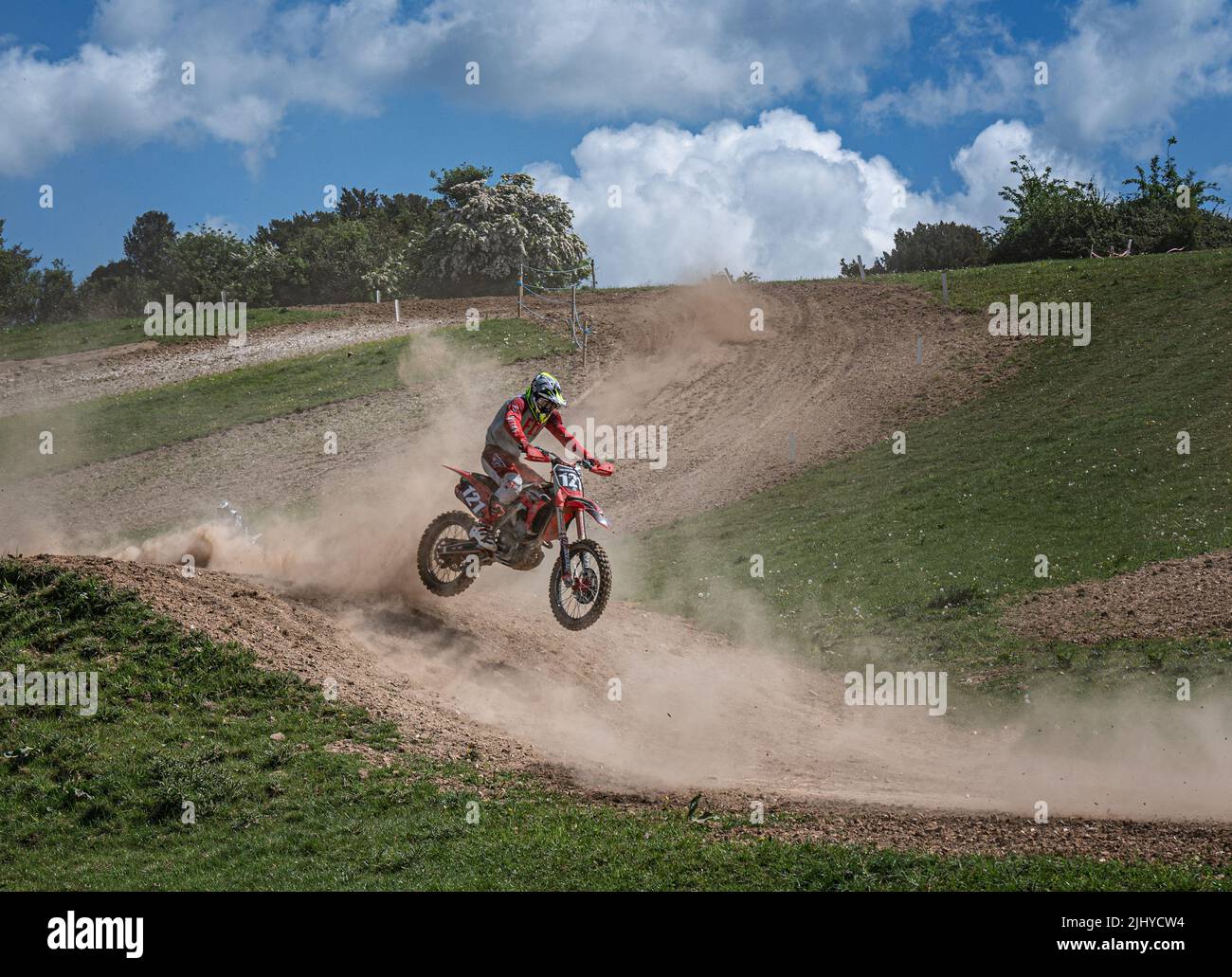 Evento di motocross nell'area meridionale dell'Hampshire, Regno Unito, in una giornata estiva intensa. Foto Stock
