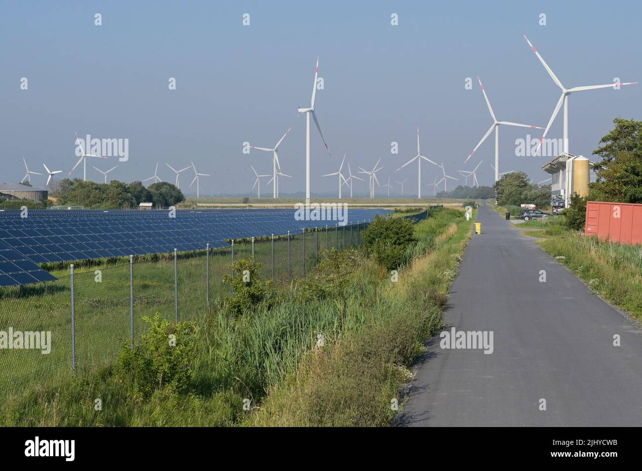 GERMANIA, impianto di Biogas e campo solare di GP Joule, dietro turbine eoliche / DEUTSCHLAND, Schleswig-Holstein, Reußenkoog, GP Joule Biogasanlage und Photovoltaik Anlage, Windkraftanlagen im Hintergrund Foto Stock