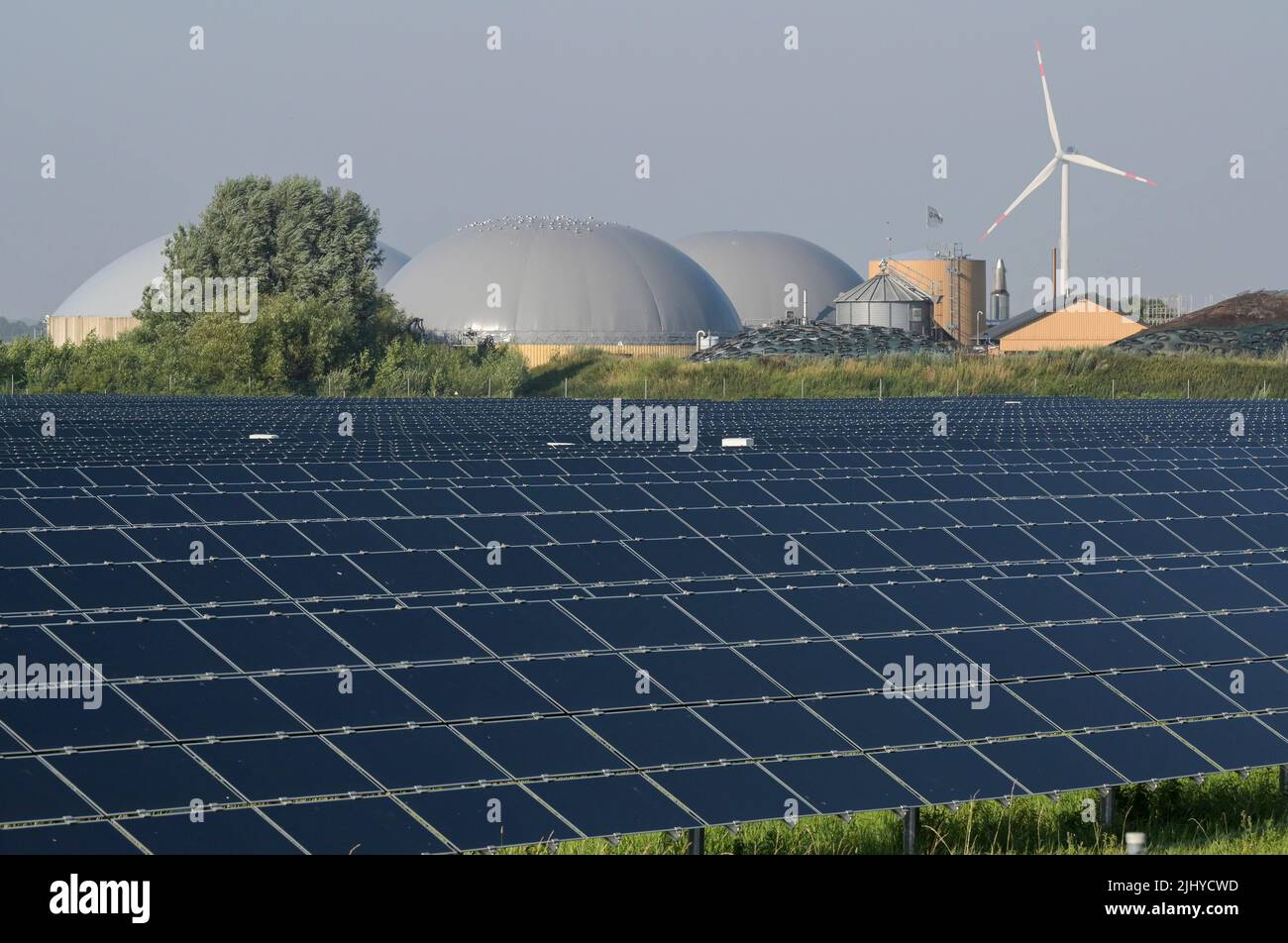 GERMANIA, impianto di Biogas e campo solare di GP Joule, dietro turbine eoliche / DEUTSCHLAND, Schleswig-Holstein, Reußenkoog, GP Joule Biogasanlage und Photovoltaik Anlage, Windkraftanlagen im Hintergrund Foto Stock