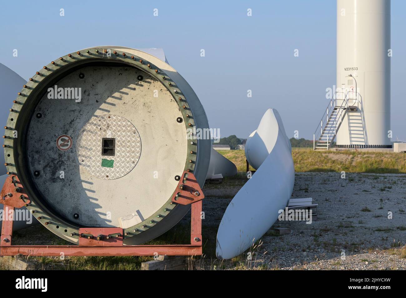 GERMANIA, energia eolica, turbine eoliche / DEUTSCHLAND, Schleswig-Holstein, Reußenkoog, repodering, kleine Windkraftanlagen werden durch große Vestas Windturbinen der Megawatt Klasse ersetzt, alte Rotorblätter Foto Stock