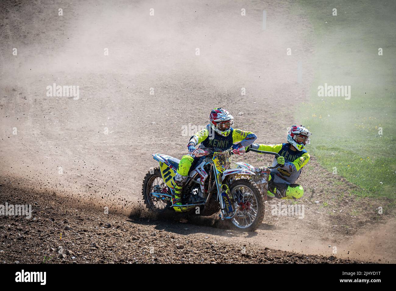 Evento di motocross nell'area meridionale dell'Hampshire, Regno Unito, in una giornata estiva intensa. Foto Stock