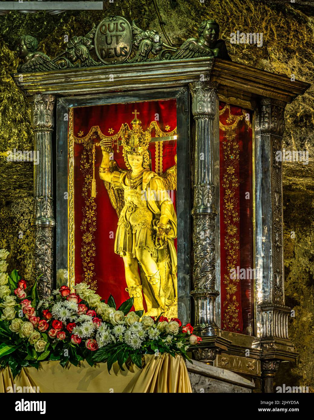 La statua di San Michele Arcangelo, un'immagine archetipica di devozione scolpita in marmo bianco di Carrara. Monte Sant'Angelo provincia di Foggia, Puglia Foto Stock