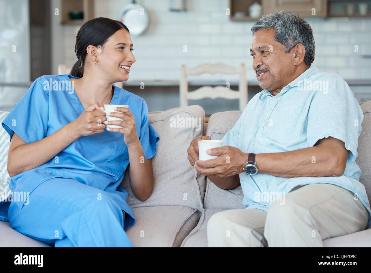 Tenendolo in compagnia, un bell'anziano e la sua infermiera nella casa di vecchiaia. Foto Stock