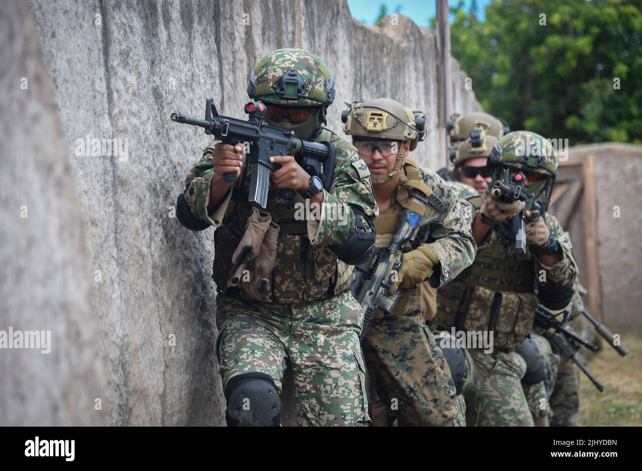 Waimanalo, Stati Uniti. 18 luglio 2022. Soldati dell'esercito malese e una marina degli Stati Uniti si preparano a garantire un composto durante un esercizio simulato di guerra del terreno urbano durante il Rim degli esercizi del Pacifico, 18 luglio 2022 nella stazione dell'aeronautica di mantice, Hawaii. Credit: MCS Leon Vonguyen/U.S. Navy/Alamy Live News Foto Stock