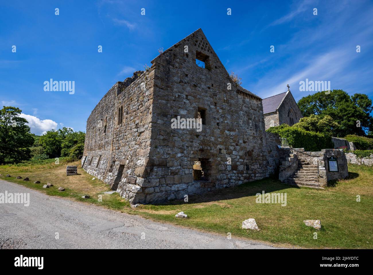 I resti di Penmon Priory a Penmon Point, Isola di Anglesey, Galles del Nord Foto Stock