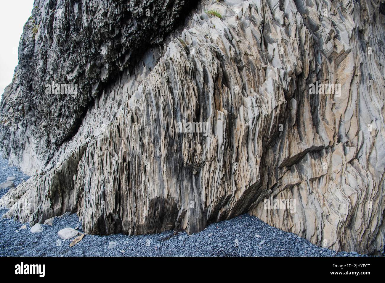 Fogli di roccia verticali alla spiaggia di Reynisfjara vicino a Vik in Islanda del Sud Foto Stock