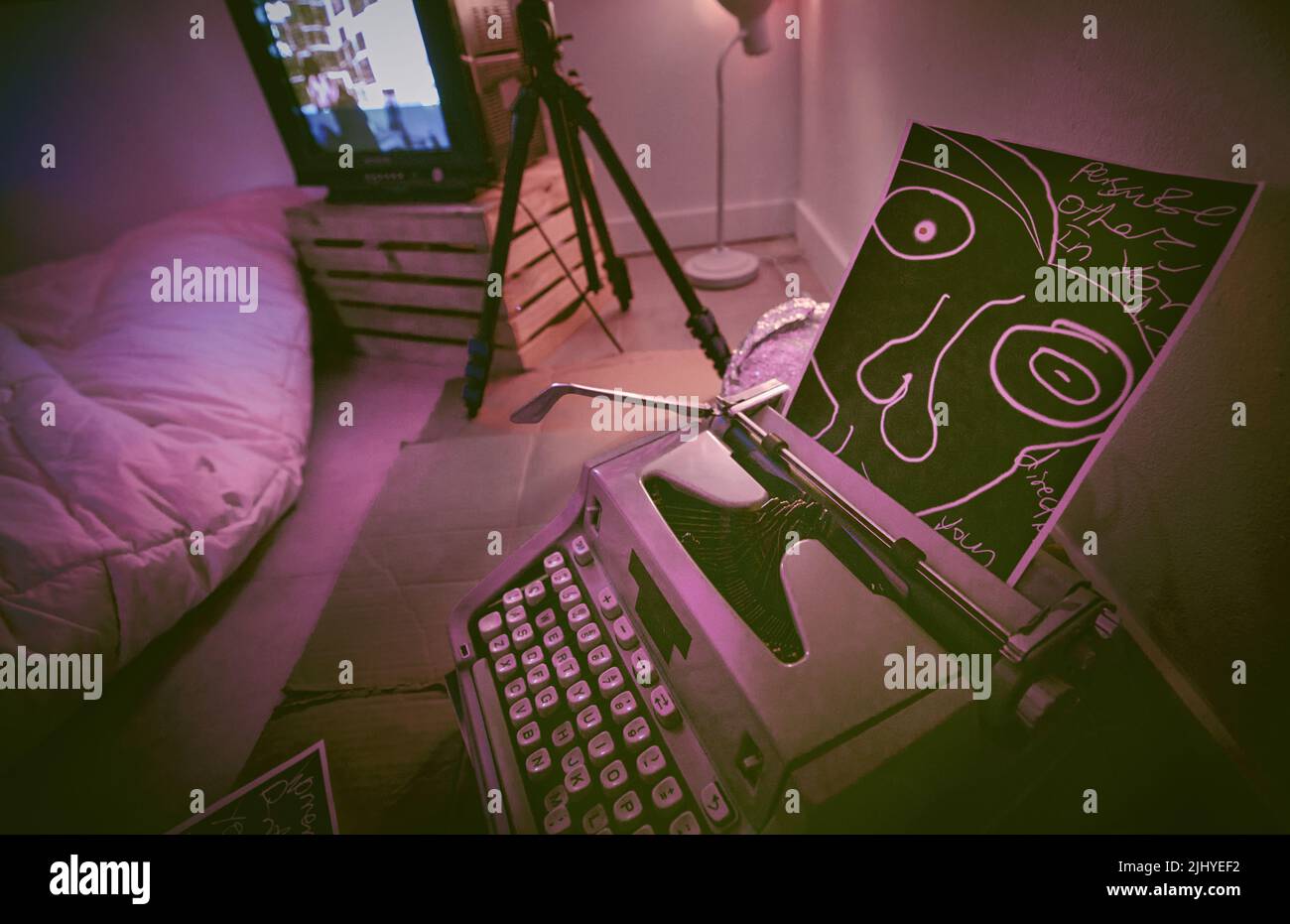La vita di una stanza oscura con una macchina da scrivere e strane immagini inquietanti in una camera da letto. La vita di una stanza oscura con una macchina da scrivere e strana Foto Stock
