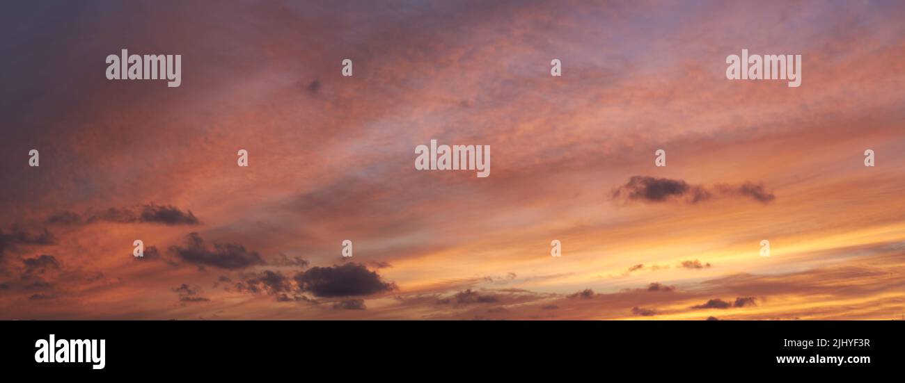 Copia lo spazio delle nuvole in un cielo di luna al crepuscolo. Panoramica panoramica panoramica e bandiera di un paesaggio panoramico e di sfondo oscuro al sorgere del sole o al tramonto Foto Stock