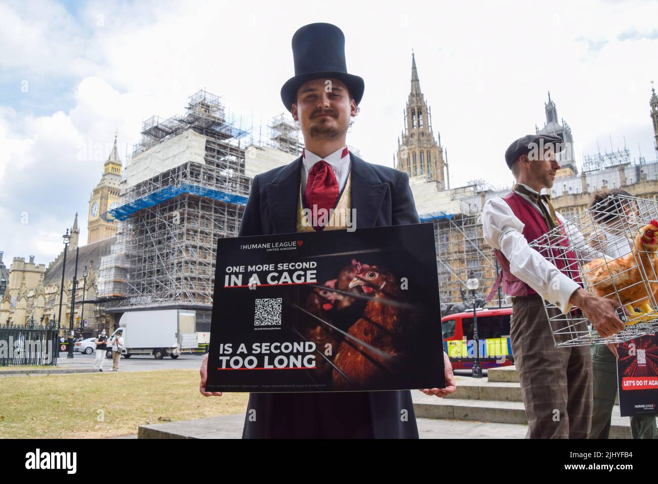 Londra, Regno Unito. 21st luglio 2022. Gli attivisti della Lega umana del Regno Unito si sono riuniti fuori dal Parlamento per chiedere al governo di porre fine alle gabbie crudeli e angusti in cui spesso si conservano i polli ovaioli. La protesta ha segnato 200 anni dalla prima legge britannica sul benessere degli animali, con diversi attivisti che indossano abiti storici. Credit: Vuk Valcic/Alamy Live News Foto Stock
