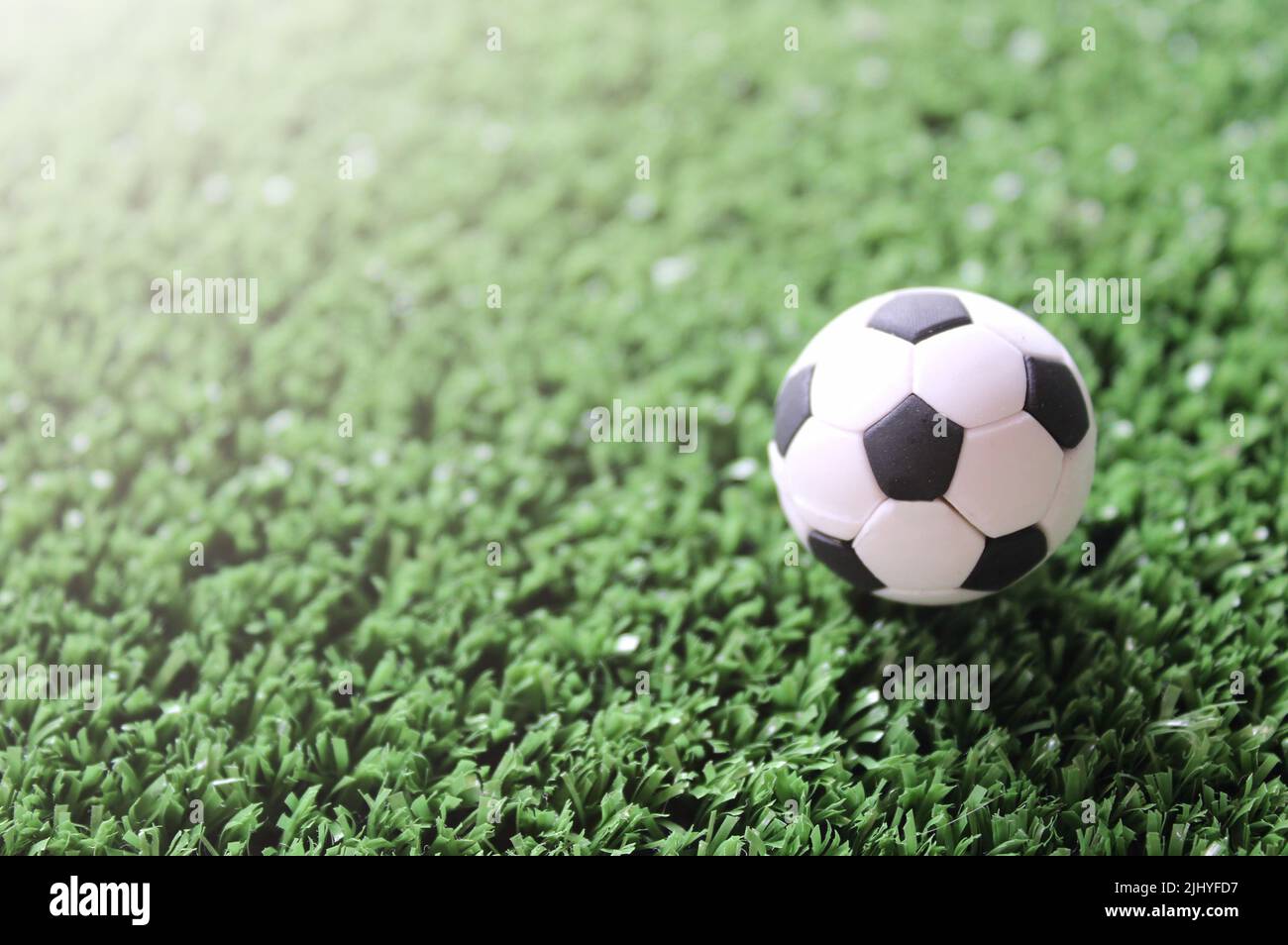 Pallone da calcio sul campo da calcio con spazio per fotocopie. Sport, concetto di calcio. Foto Stock
