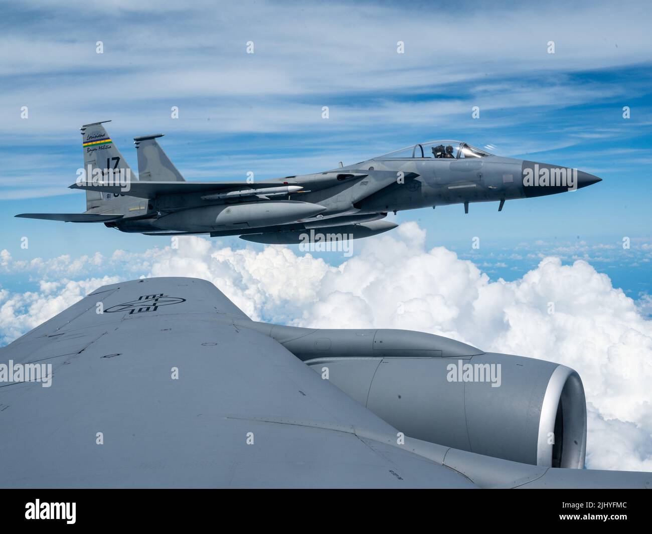 Un aereo da caccia dell'aeronautica statunitense F-15 Eagle, con la 159th Fighter Wing, si avvicina a un velivolo KC-135R Stratotanker per il rifornimento il 10 luglio 2022 sul Golfo del Messico. Foto Stock